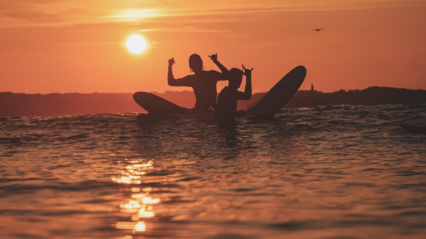 SURF CONNECTS PEOPLE